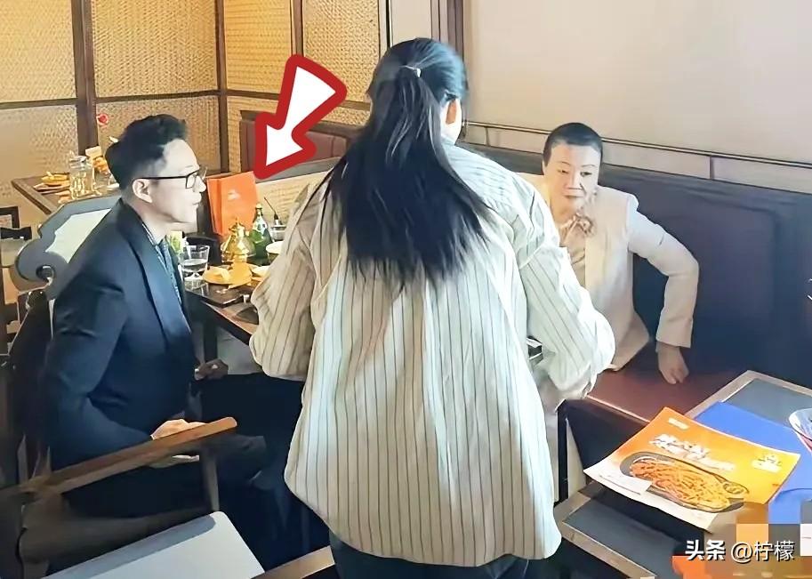 感觉汪小菲现在心慌得一批！
他终于明白母亲才是麻六记的灵魂！
他的骂母行为已经引