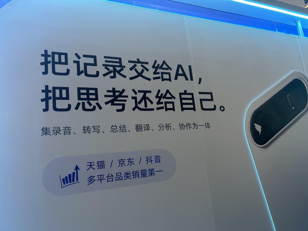 最近一个月，二娃天天和我睡，突然父子关系有一个飞跃
据他说，是因为和我睡觉很放松