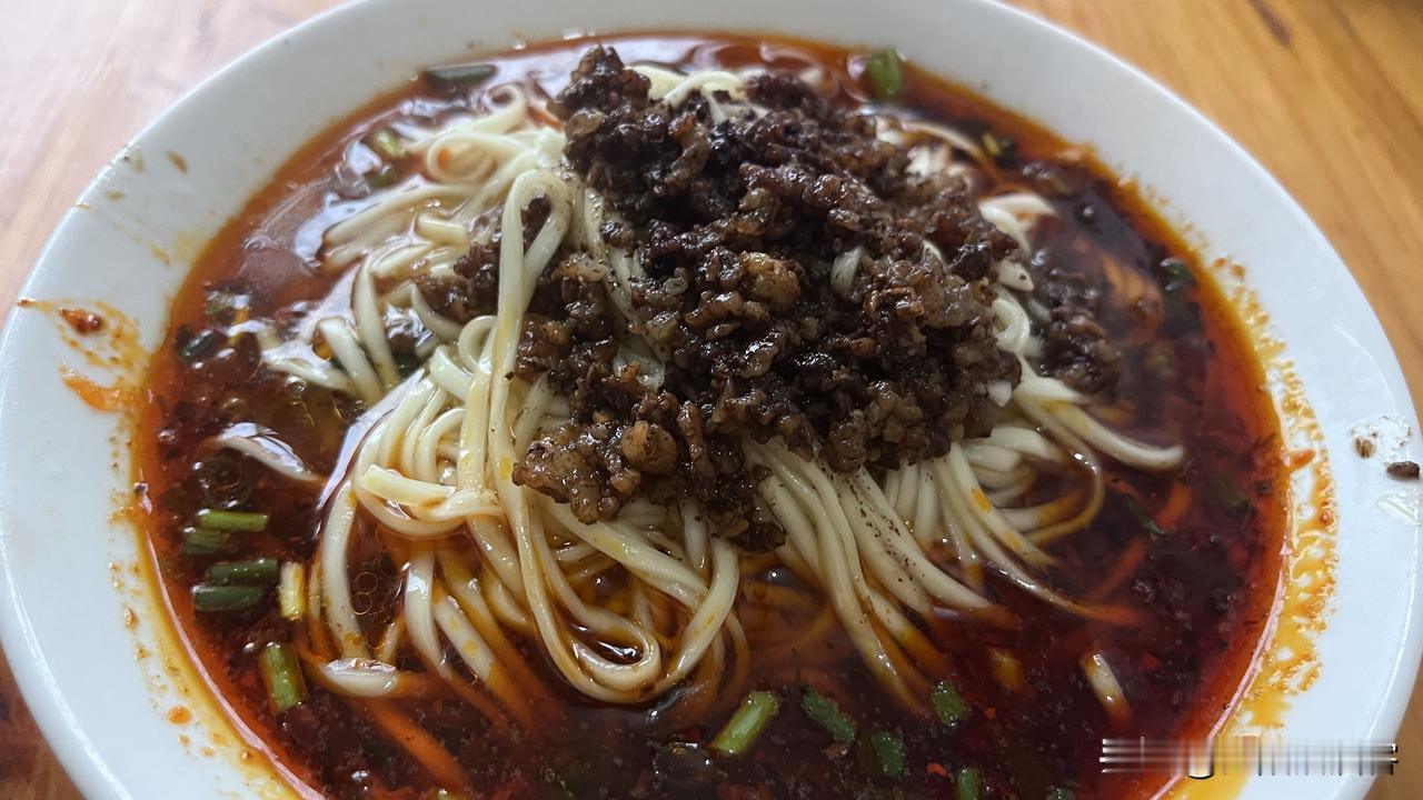 江阳沽酒客本人很记得泸州杂酱面在自己心里的地位，虽然也不是非遗也没有消失，甚至泸