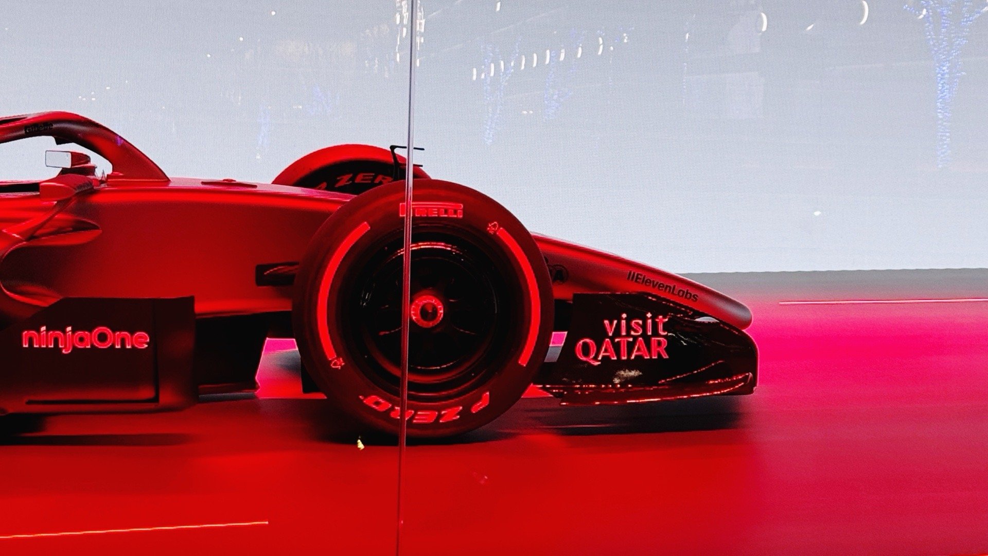 果然奥迪在南京西路整了个F1大活儿，可惜里面只是一台公模Show Car，和真正