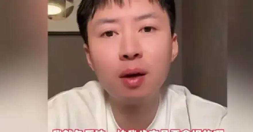 他宣布复出，但先列了份“三不打”黑名单。
 
直播镜头前，他掰着手指数：樊振东、