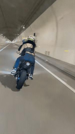 一个敢骑，一个敢坐，都是不要命的主。
鬼火少年，街头炫技，左右摇摆，头发飘起，给