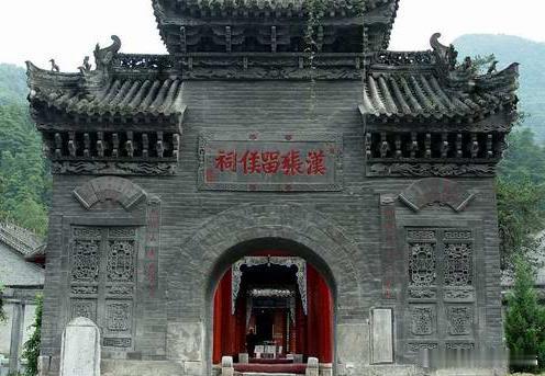 【张良庙】张良庙傍山依水，古朴典雅，终年云霭缭绕，颇有仙家灵气。二水轻流低吟，如