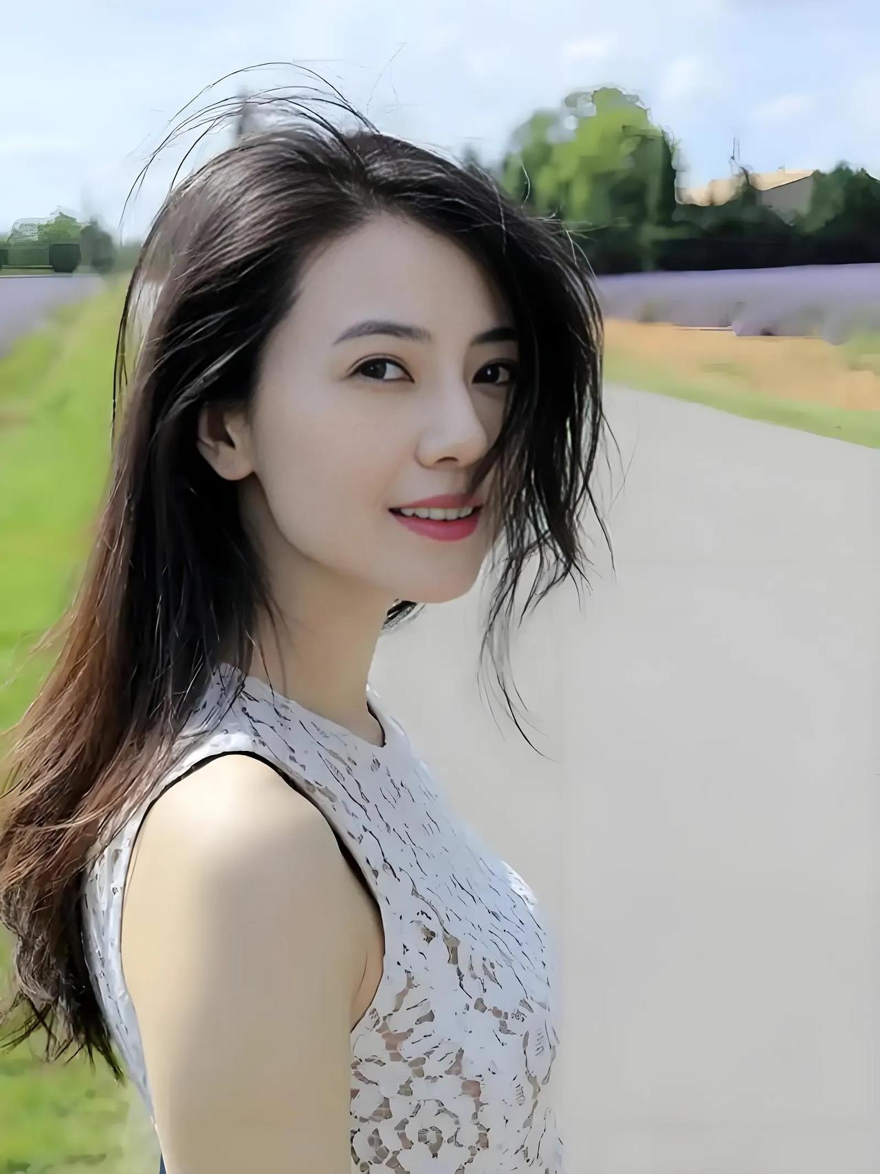高圆圆年轻时，堪称“氧气美人”天花板！
 
高圆圆年轻时，那气质绝了，妥妥的“氧