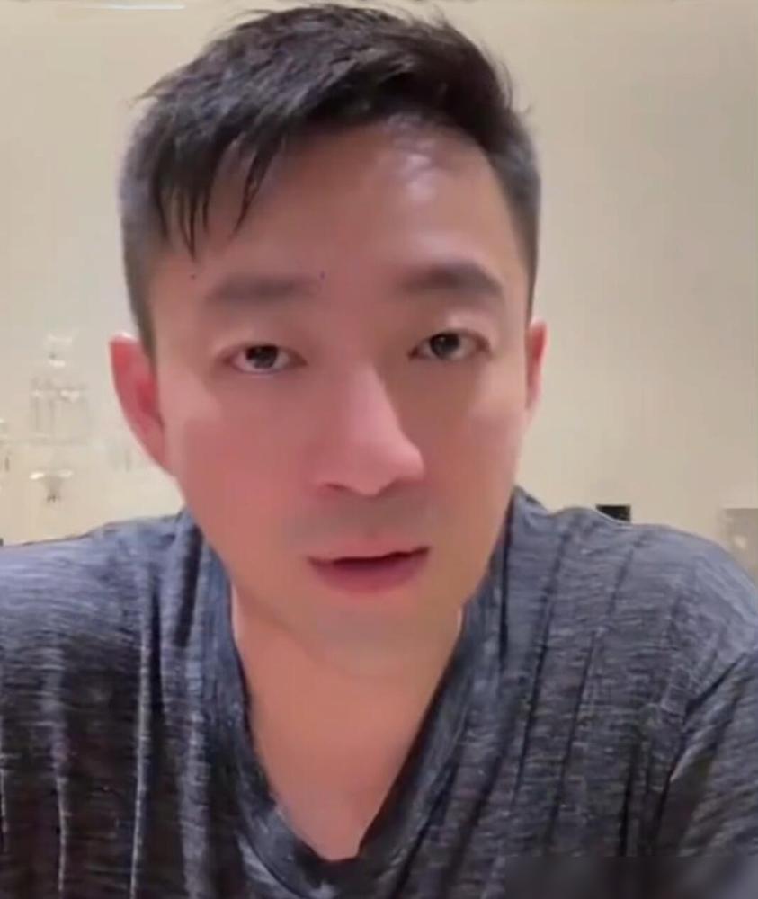 45岁的汪小菲彻底“疯”了？竟在直播间对着亲妈张兰发飙，梗着脖子吼出那句：“麻六