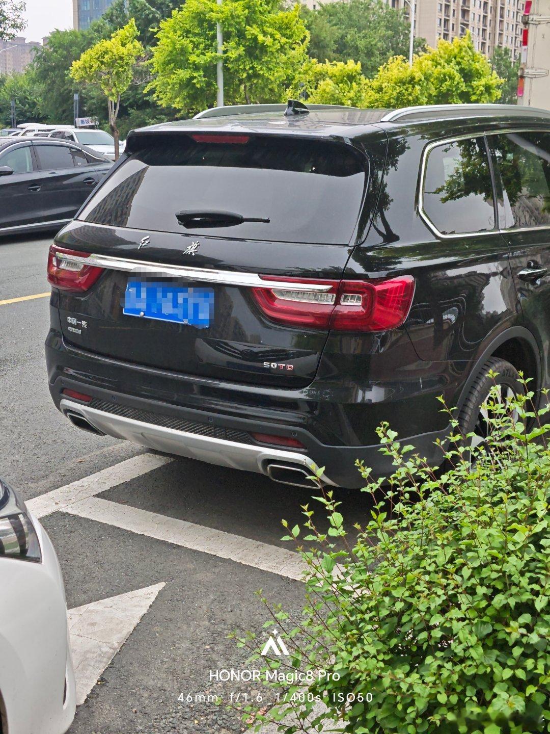看到一辆老款红旗HS7看背影我还以为是国耀，气场好足 