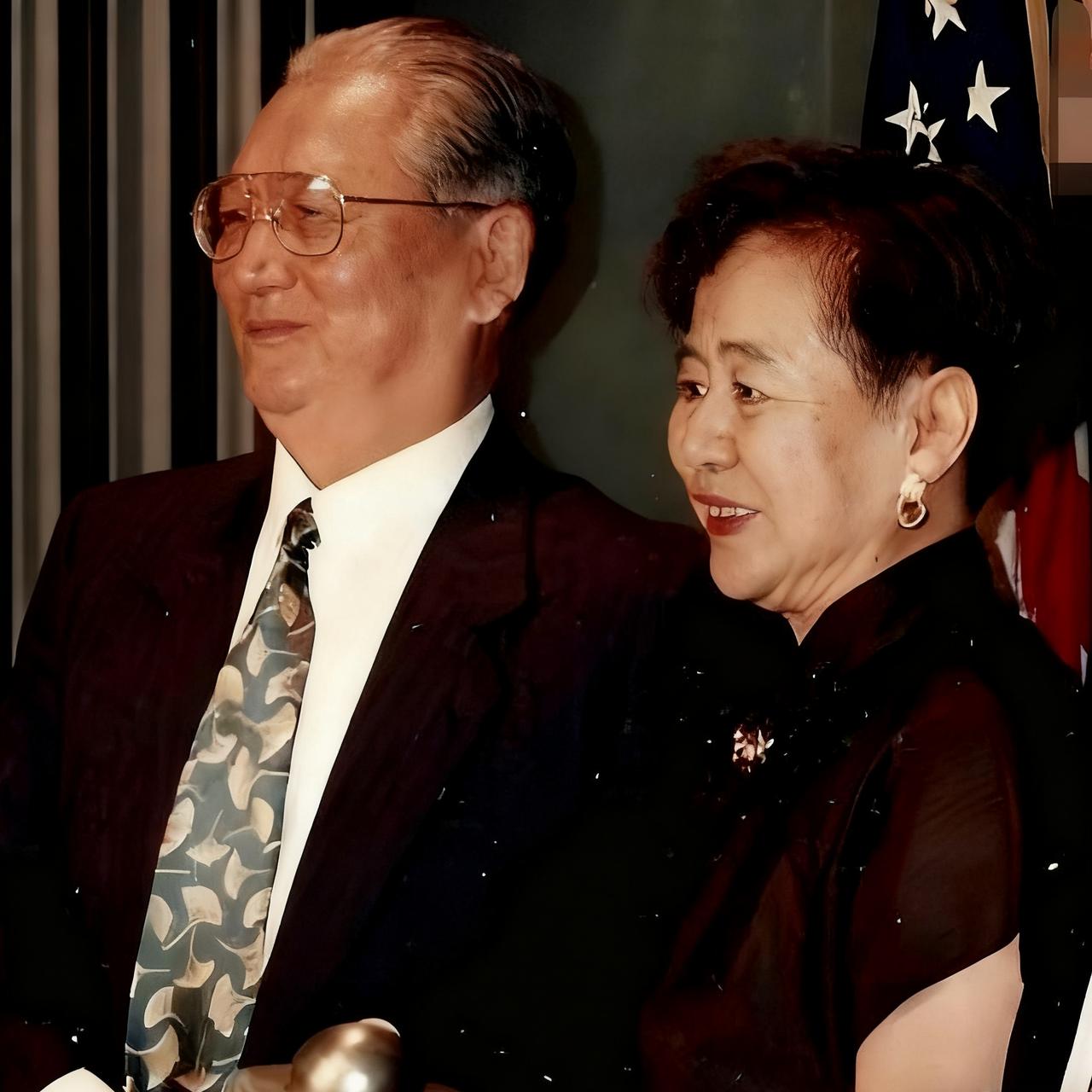 1993年，吴石将军的挚友何康与夫人郁隽民留下一张温馨合影。照片中二人并肩而立，