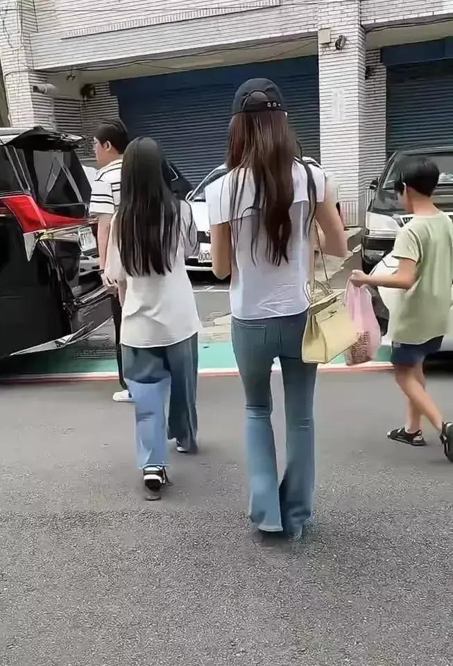 就微薄和小视频这些零零散散的能看到，小梅其实对两个孩子还是挺不错的，就算是装的，
