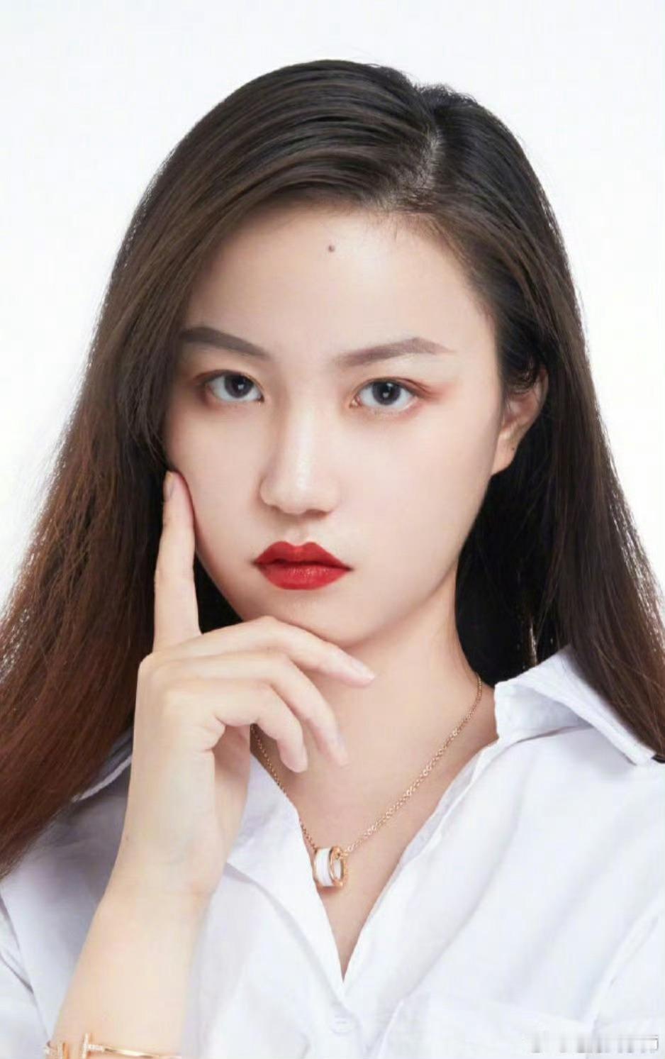 这是典型的凶相！        三白眼，拱火嘴，遇到这样女性男人一定要绕着走。（