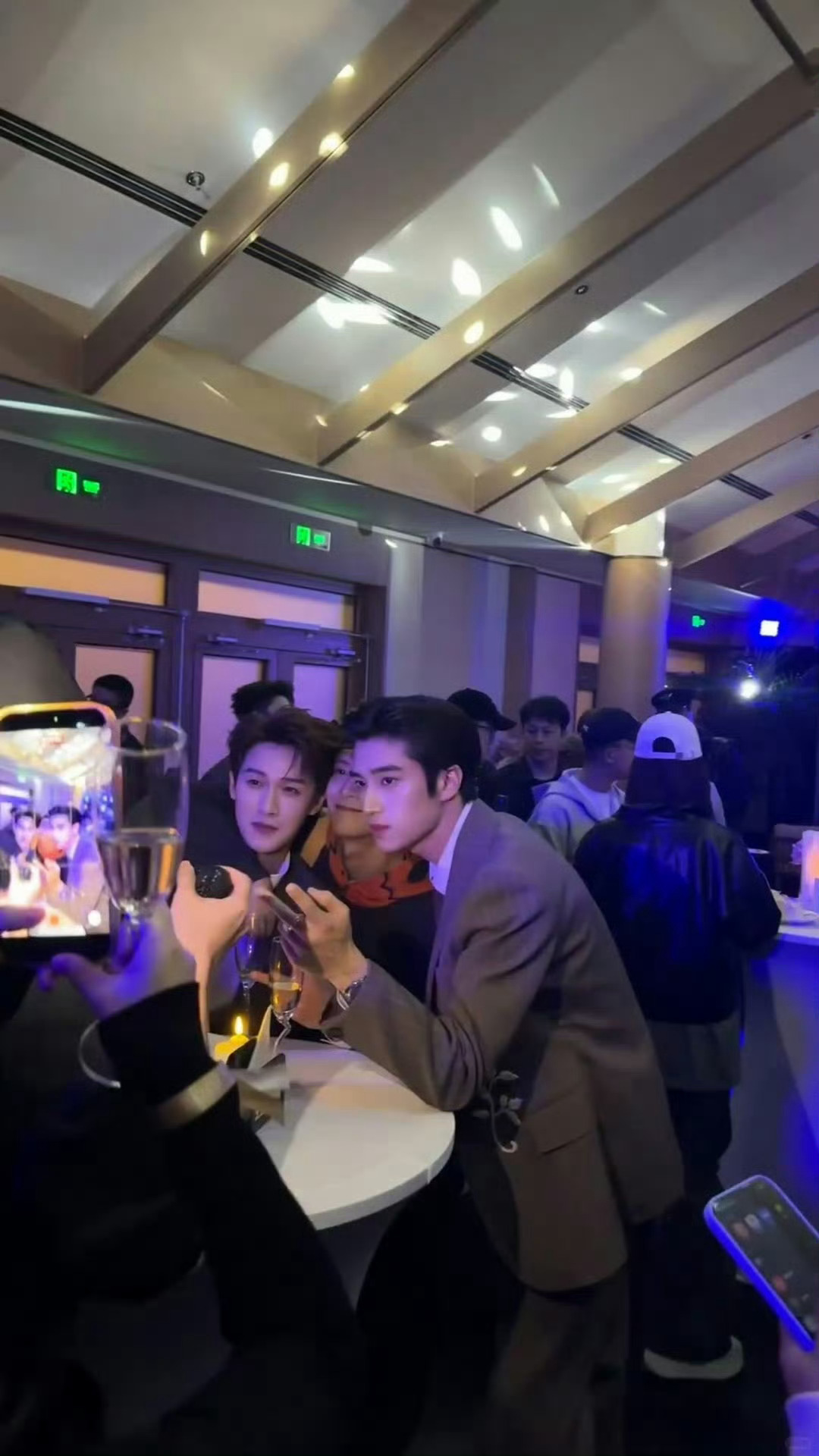 王嘉尔李昀锐张康乐合影王嘉尔李昀锐张康乐同框 难得的同框名场面！王嘉尔、李昀锐、