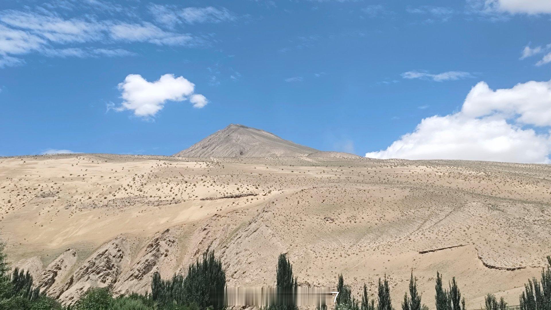 大美新疆洛浦县千山河谷亿万年风蚀的赤红岩壁，藏着古地中海变迁密码，雪山、红壁、溪