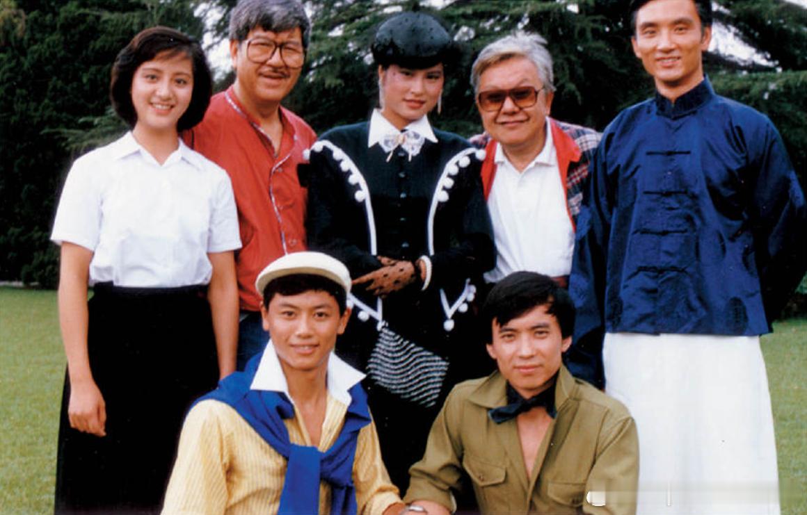 1985年电影《大上海1937》在内地开拍。导演张彻（后排左四）、监制朱牧（后排