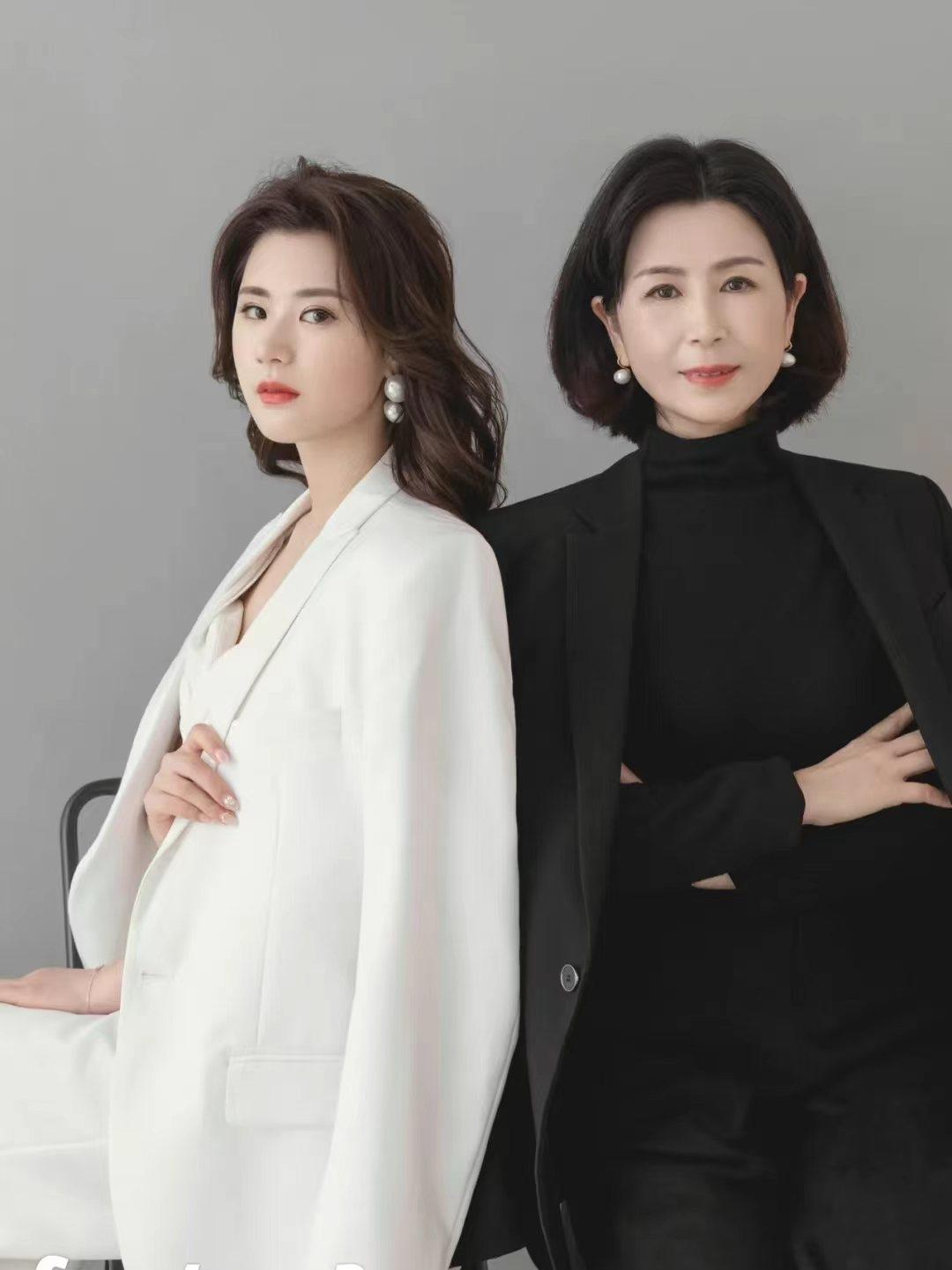 黑色西装、利落线条、不笑时的冷酷——这组闺蜜西装写真，把“我们不好惹”写在脸上。