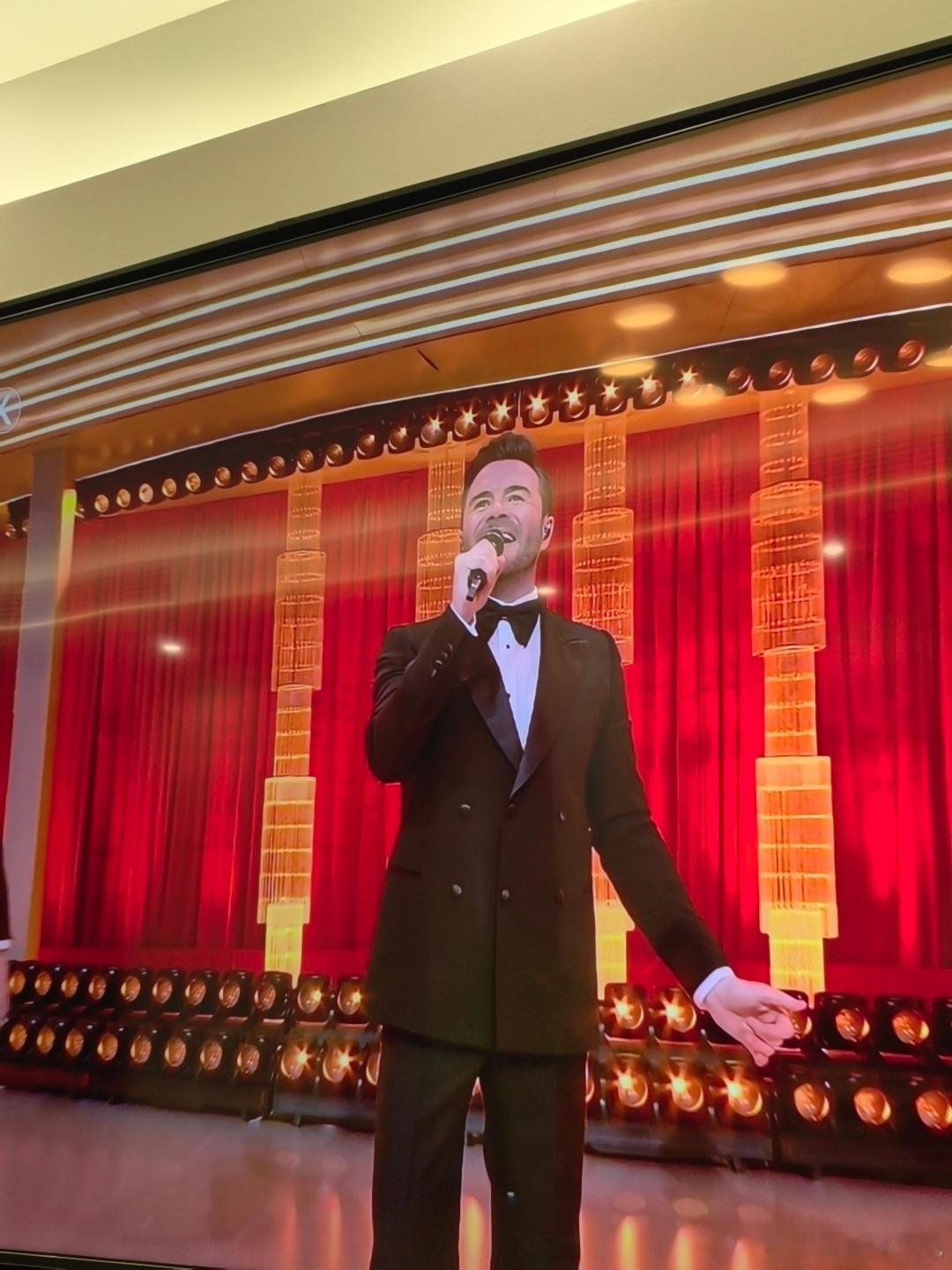 整体来说昨天春晚挺无聊的，但也有一些有意思的点，各家机器人齐亮相，宇树还是独领风