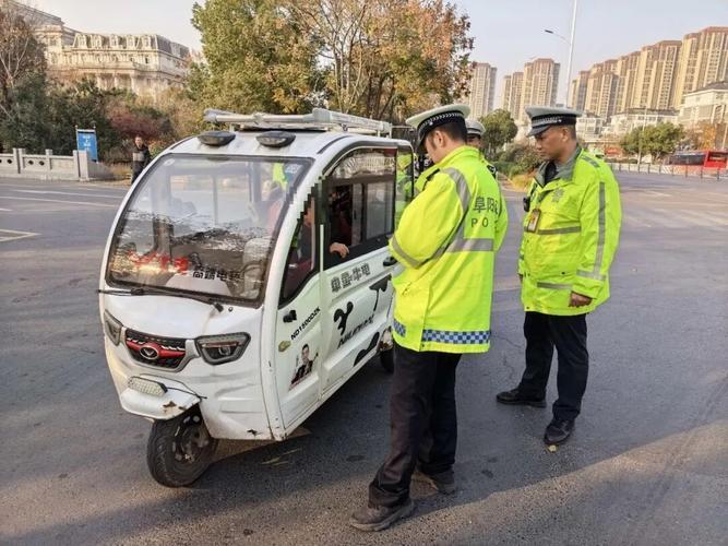 傻傻分不清老年代步车和三四轮电动车？交警：看这2点，别弄混了
 
咱老百姓日常出