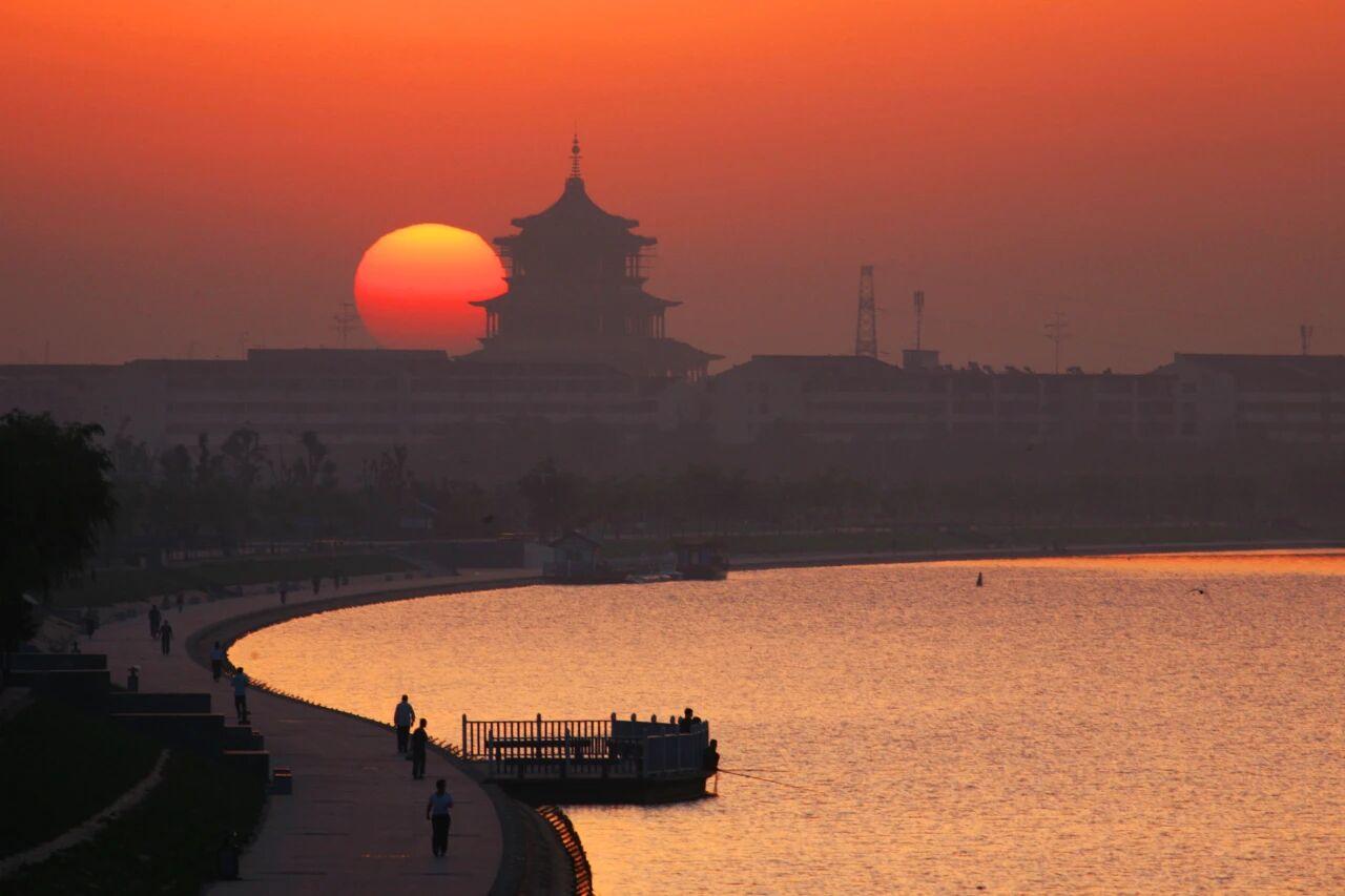 【看到一个问题说："你是如何走出低谷期的？"最高赞的回答是："多走几步。"】
 