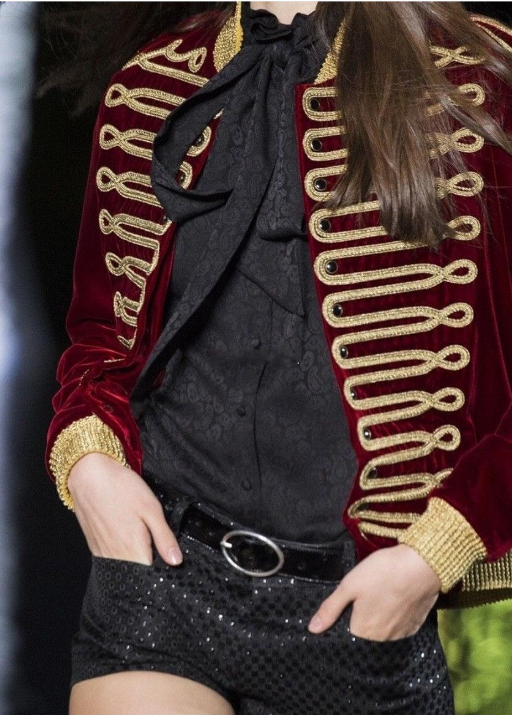 本季最强黑马，拿破仑风夹克已锁定潮流C位，从秀场到街头迅速化身时尚爱好者们的标配