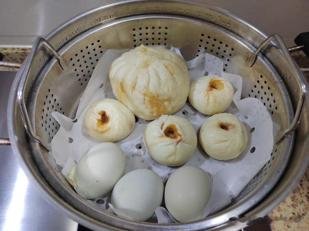 今日南京春雨霏霏，最高温度11℃，体感温度偏低，白天湿冷依旧，需保持冬季着装，做