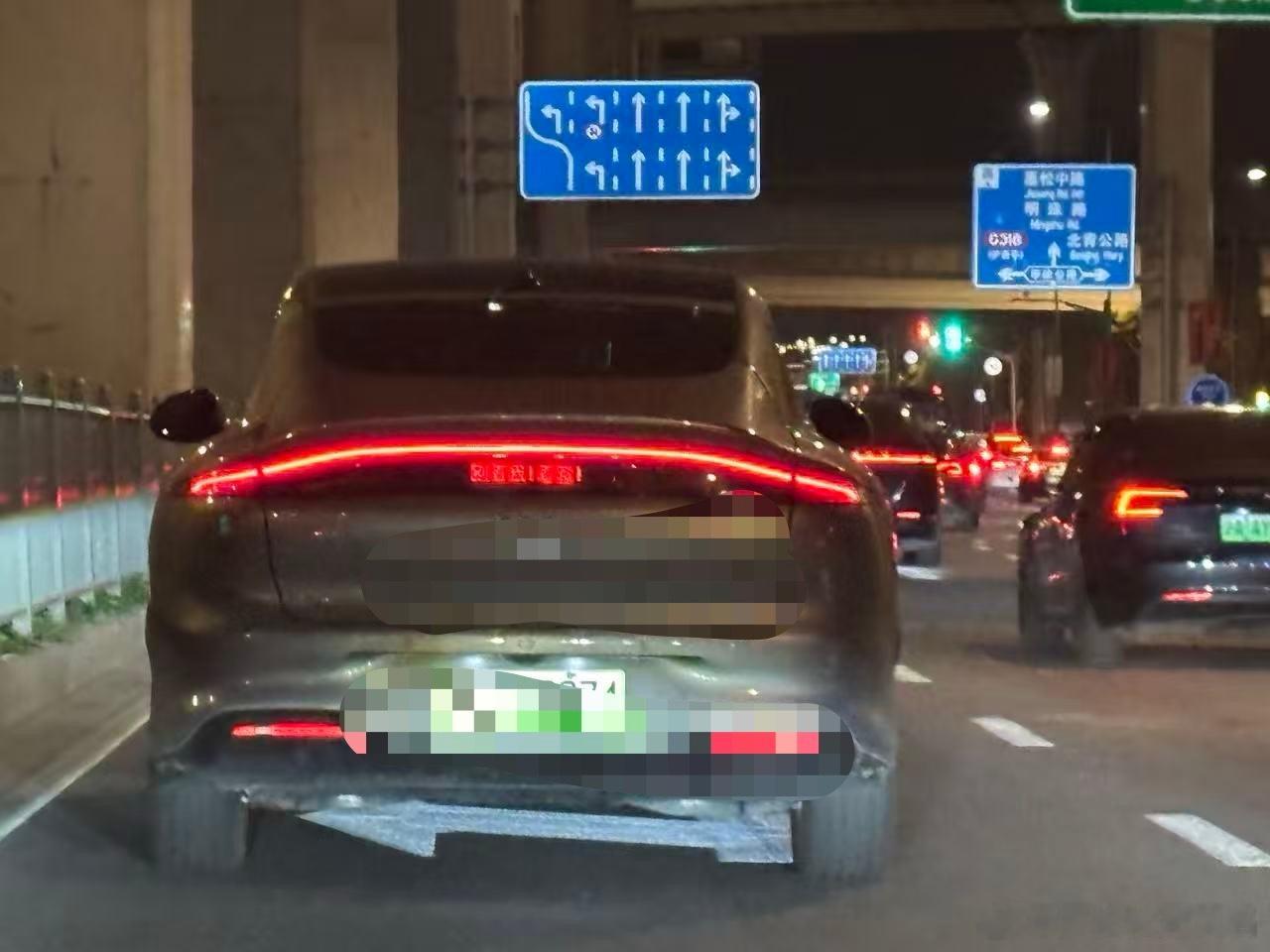 个人觉得，车尾交互屏在行驶过程中就应该关闭，因为后面司机无论是被晃了眼，还是想要