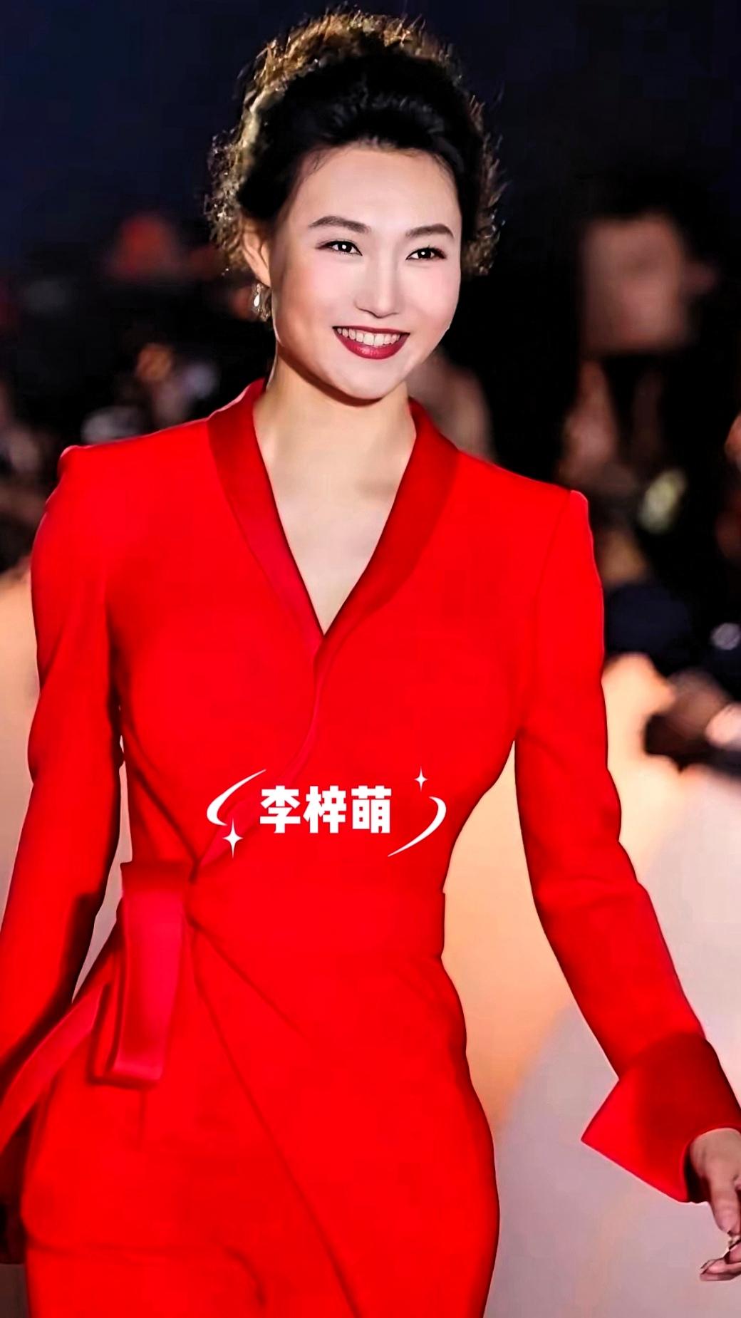 李梓萌这一身也太戳人了吧！
 
艳丽连衣裙一穿，走路带风的劲儿绝了，比央视那蓬松