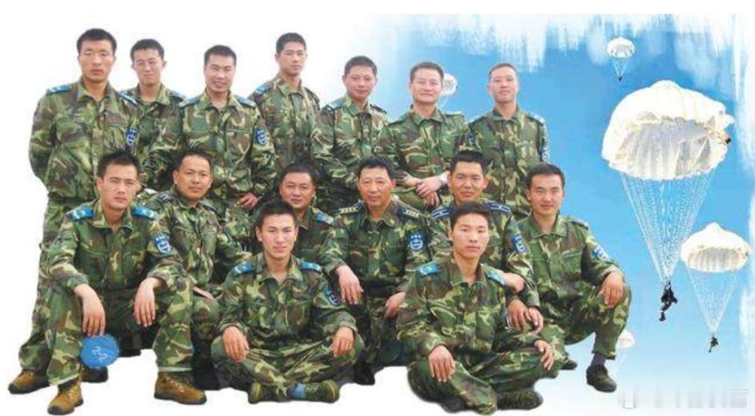 17年前空降兵十五勇士惊天一跳 “空降十五勇士”从震区归来后在机场的合影：从左往