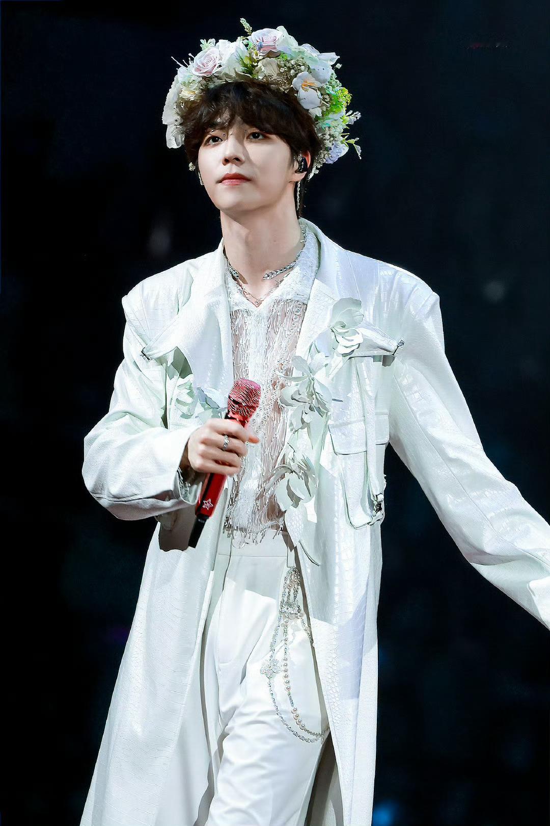 陈立农在泉州戴着非遗簪花帅的有点让人失语了！温温柔柔的唱着《你是我的风景》陈立农