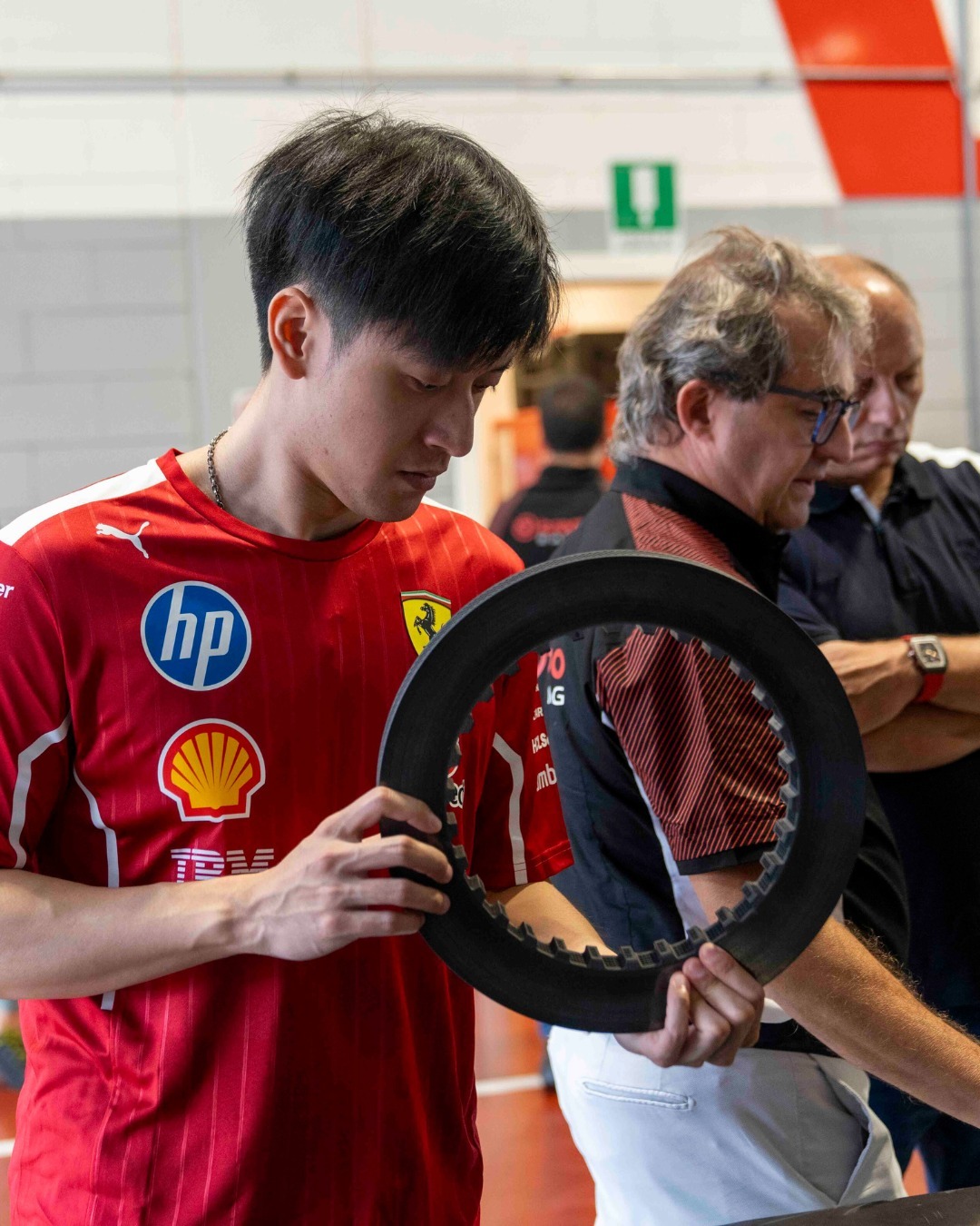 周冠宇和瓦塞尔一同参观布雷博工厂，纪念法拉利与布雷博合作五十周年。F12025F