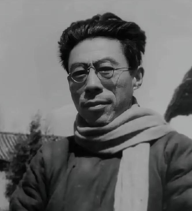 1946年，闻一多先生在云南被暗杀时，他的长子奋不顾身扑上去为父亲挡了五个子弹。