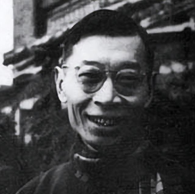 1970年，33岁的傅敏在香港遇见了父亲傅雷的旧情人，成家榴。多年过去，昔日的女