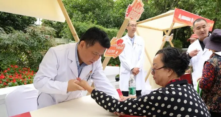 一座公园能防中风吗？上海把脑健康防线铺进了散步路