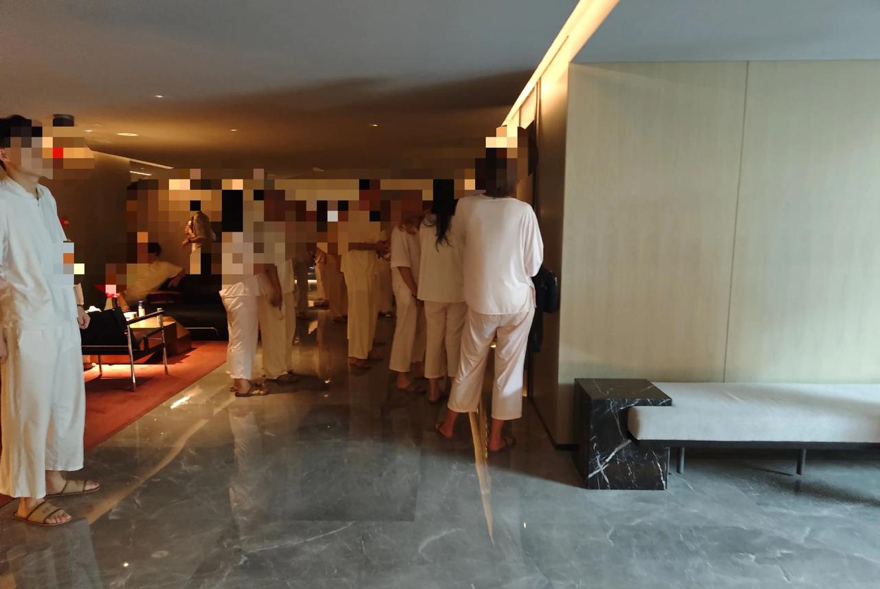 你敢信吗？消防车都在门口拉水带了，穿着浴袍逃出来的客人，愣是被前台拦下——“先生