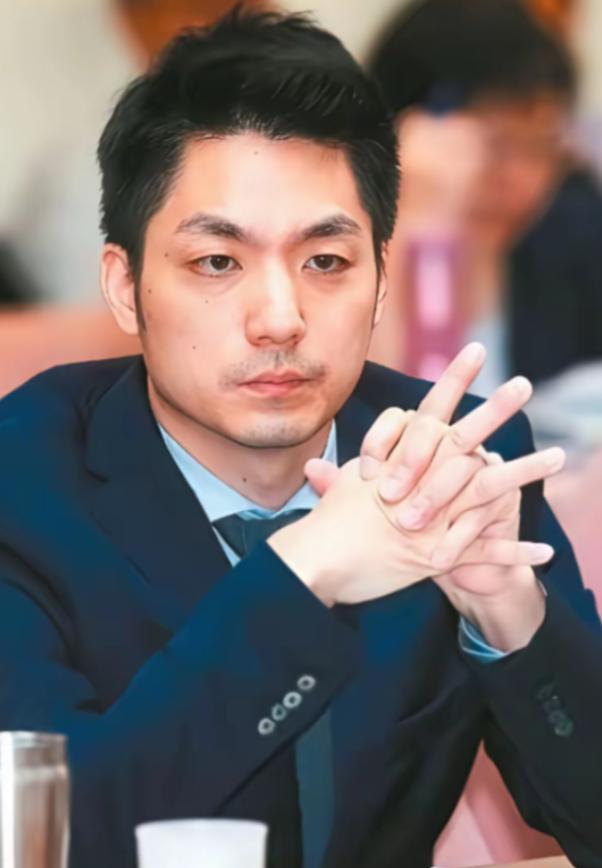 蒋氏后人公开站出来发声，想要把暂厝在台湾的蒋介石、蒋经国父子的棺椁，迁回浙江奉化