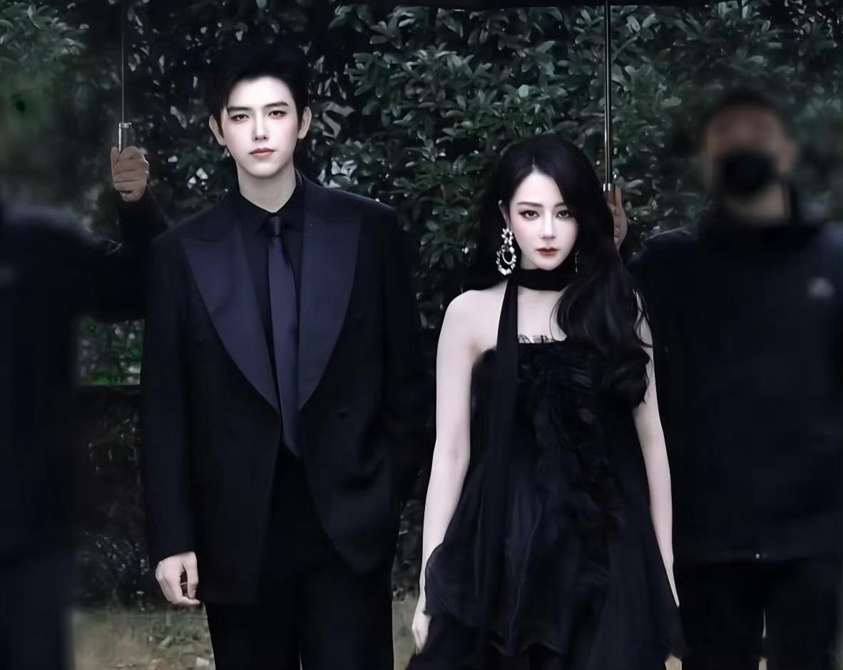 迪丽热巴是陈飞宇铁粉了嘴角下不来了！热巴是陈飞宇铁粉这件事太好嗑，两人互动超有梗