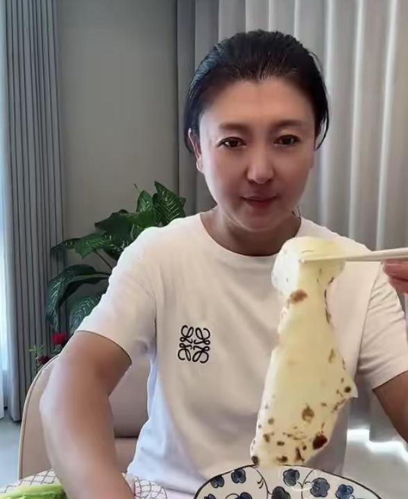 你们好意思网曝闫学晶老师，她都比你们的父母都大。 这也太不尊重人了，人家好歹是一