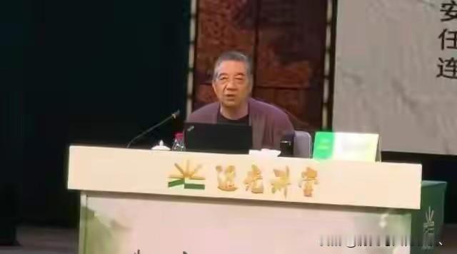 战忽局长老张重出江湖，给某小学学生讲抗战史。老头年纪大了，头发灰白。前几年，他老
