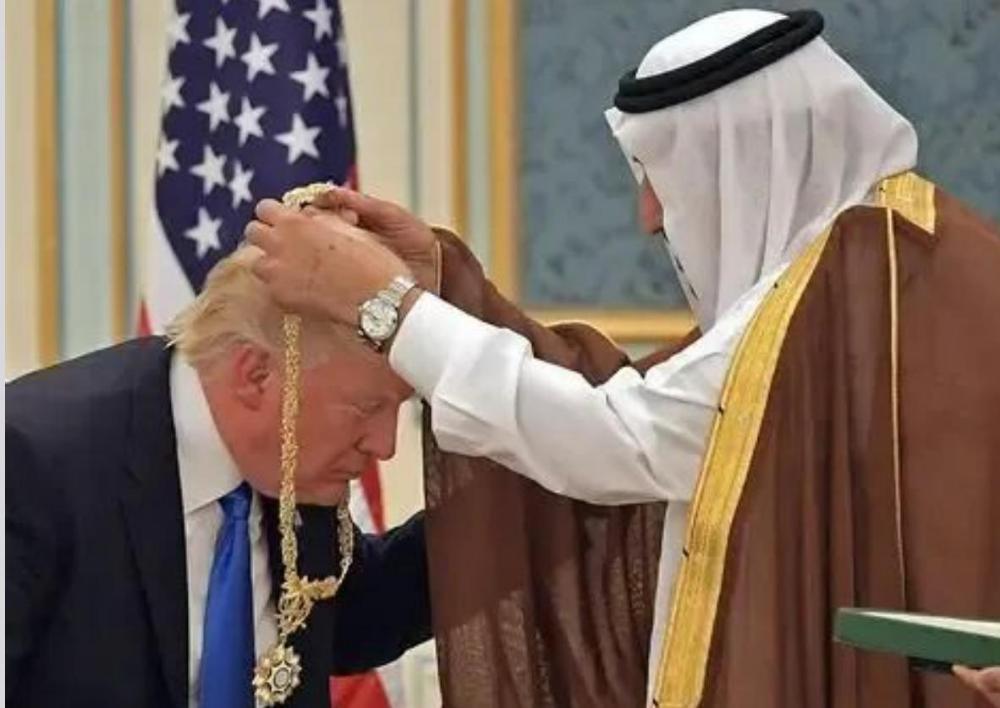 沙特国王萨勒曼最宠爱的儿子访美时是不是给特朗普戴的金链子啊，他这么老老实实的低头