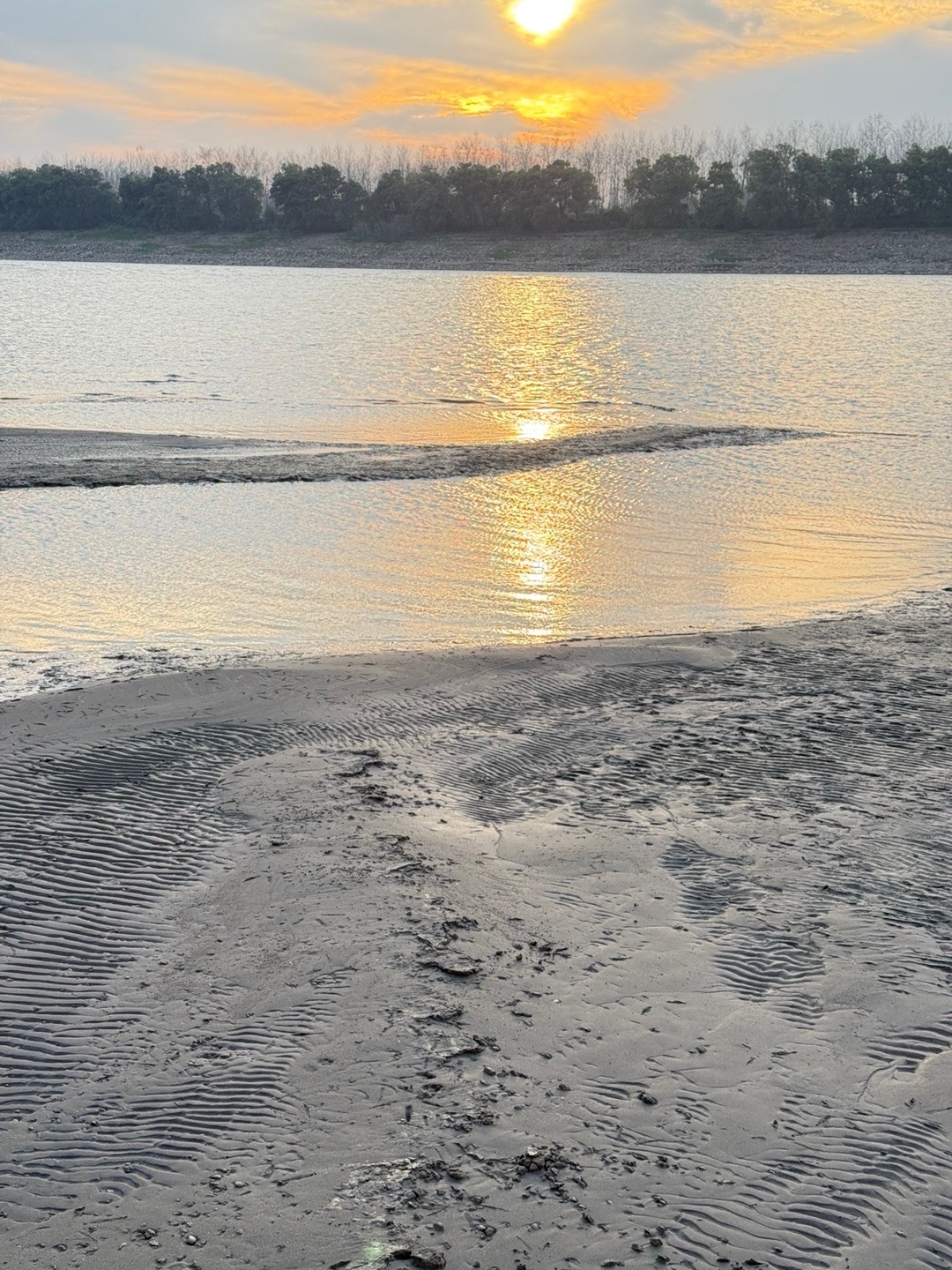 感情里最让人刻骨铭心的 是那些发自内心的在对方面前掉的眼泪 