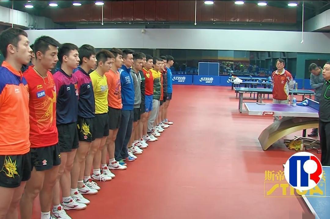 一众在倾听刘国梁指导''训话''的男乒队员中，我只认出了许昕，张继科，方博，樊振