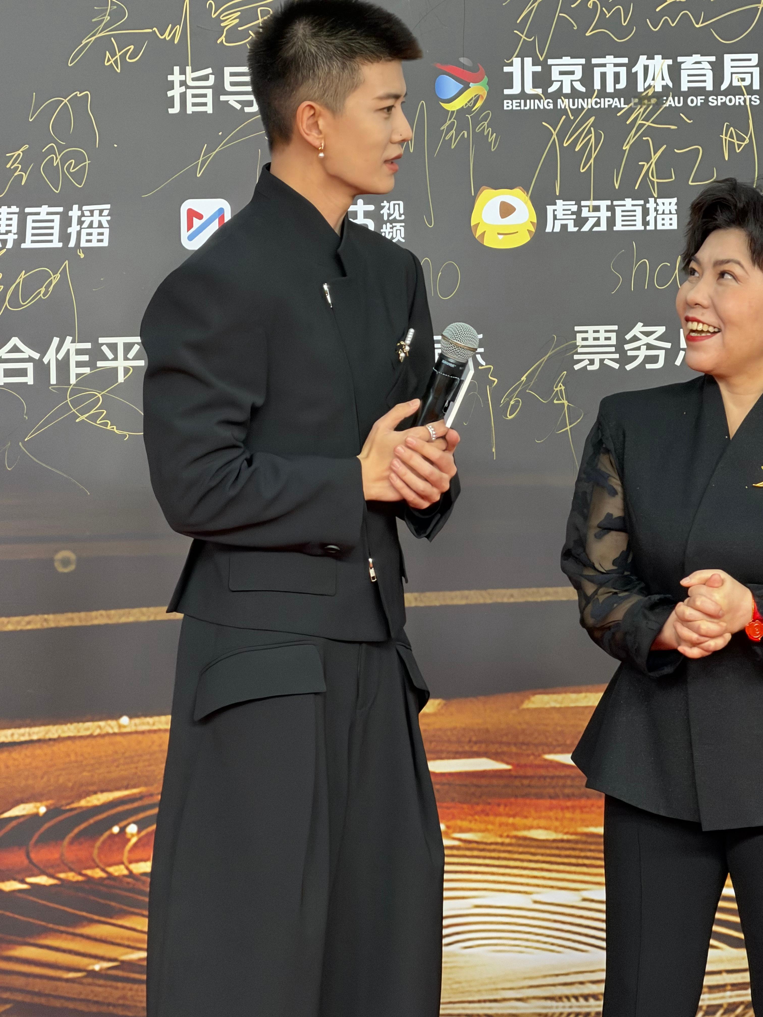 啊啊啊啊我会看红毯才发现老师邓亚萍看任嘉伦的眼神满是欣赏，在老师眼里看到了前辈对