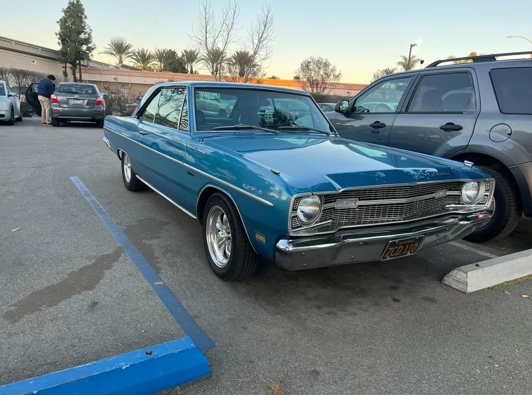 1975年，美国常见的道奇Dart Sport汽车的售价约为‌3799美元‌，普