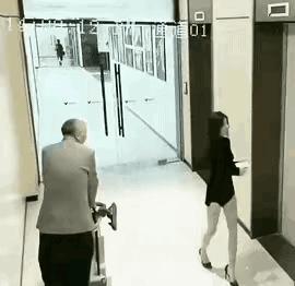 虽然老头八十五岁了，但他惦记的是二十五岁的少呀？人之常情，理解万岁