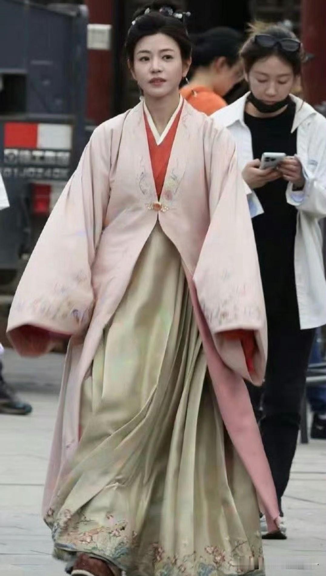 今年影视寒冬，好多演员没戏拍。陈妍希《藏海传》演男主肖战的妈 ，陈妍希才40岁，