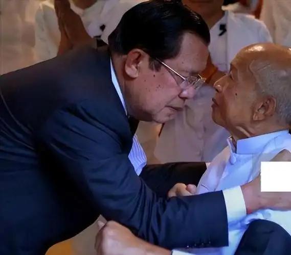 [月亮]拉那烈亲王不是死于车祸，是被洪森一步步“车毁人亡”。他败给洪森不是输在权