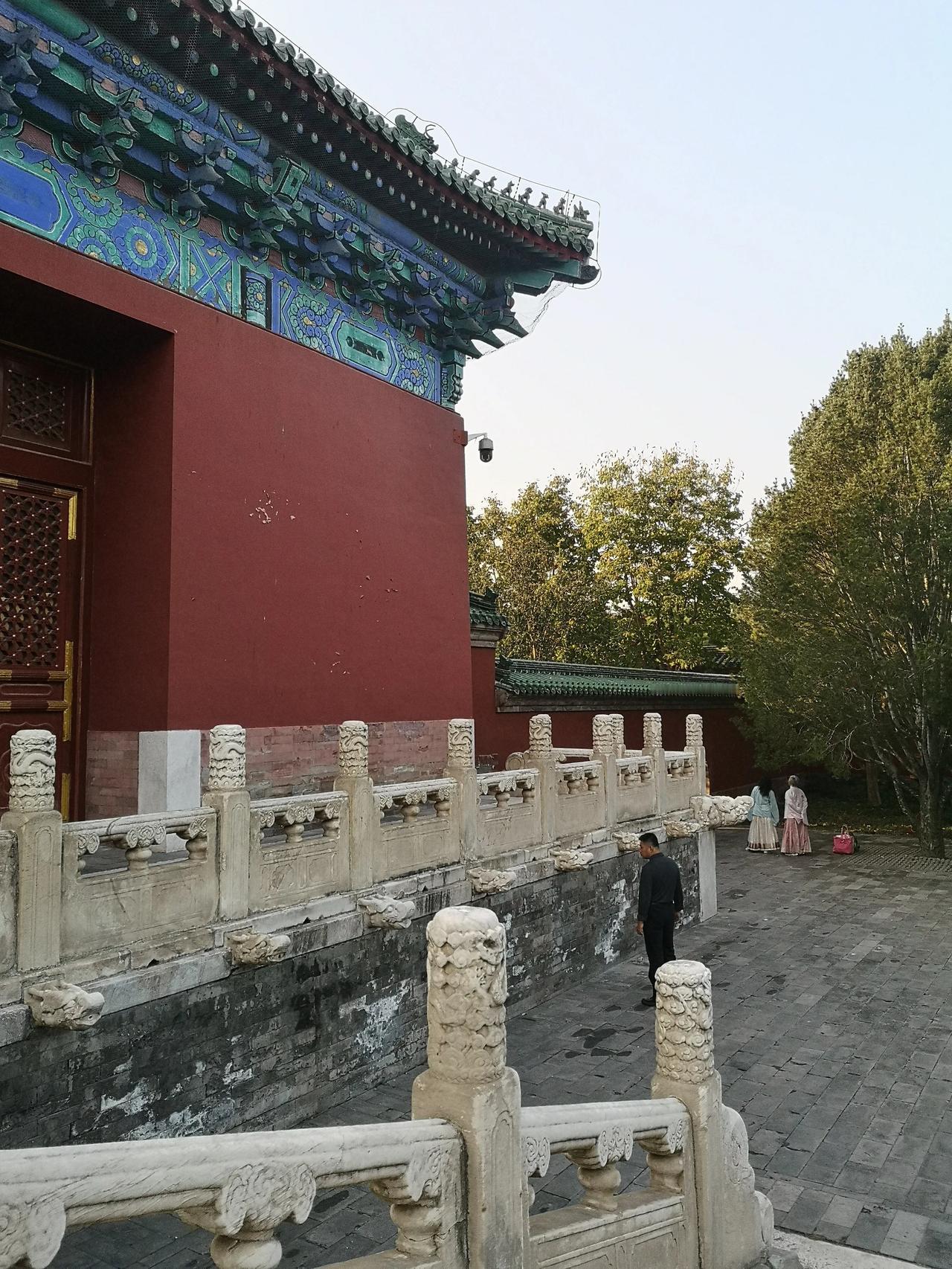 时空
斑驳皇家宫殿
沉思大叔与古装少女
帝王庙一处大殿
保留了一处没有修缮的部分