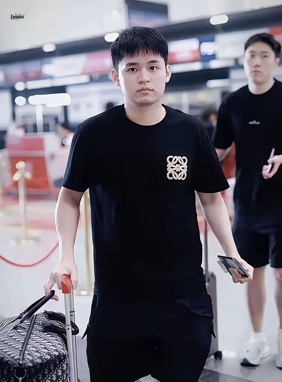 这边横滨冠军赛还没结束，那边王皓教练率领林诗栋，王曼昱又出发瑞典了。

看来在日