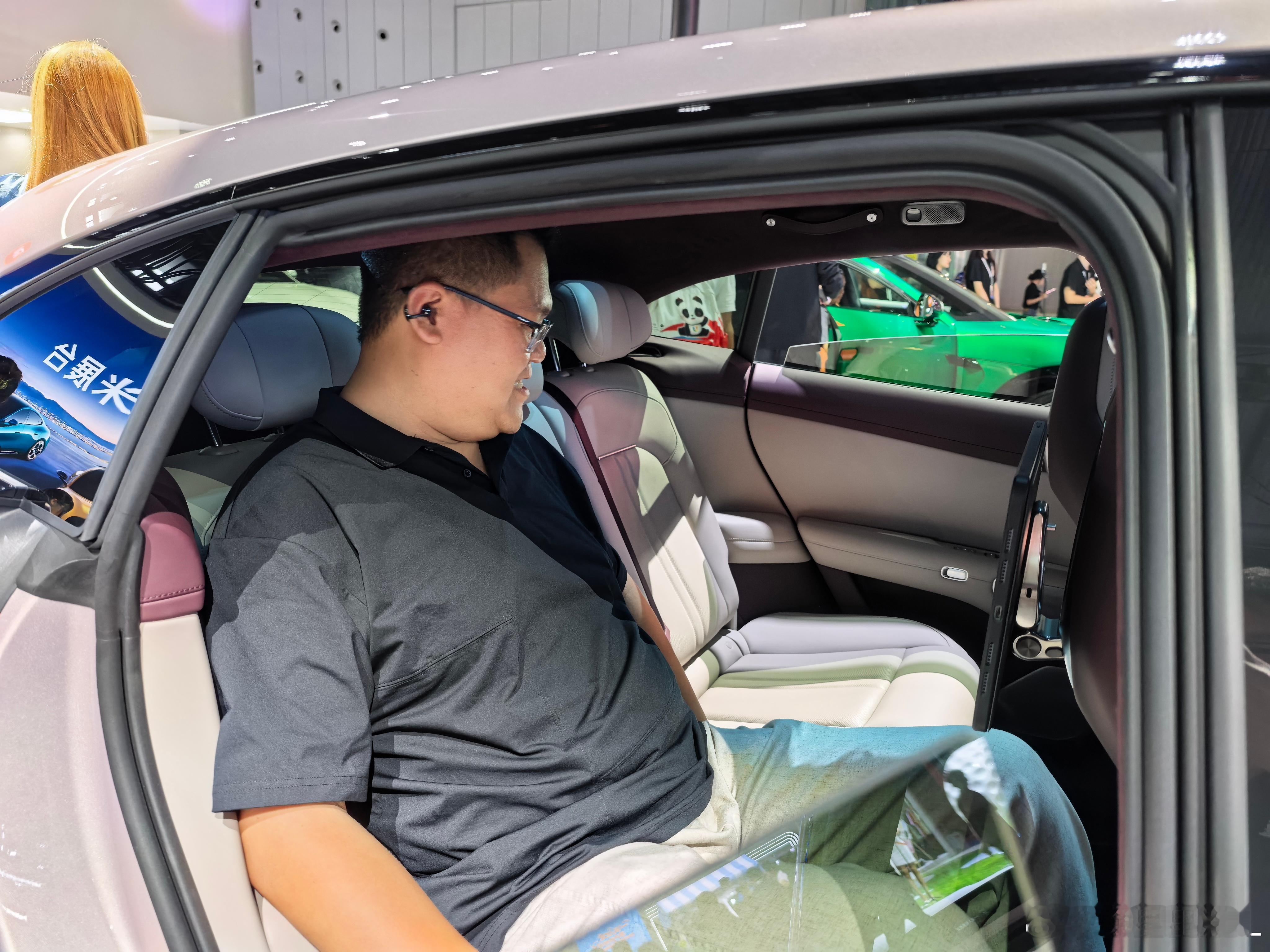 谁说小米YU7后排空间小？坐进去之后，明明很宽敞。稍微调整一下坐姿，既不顶头也不