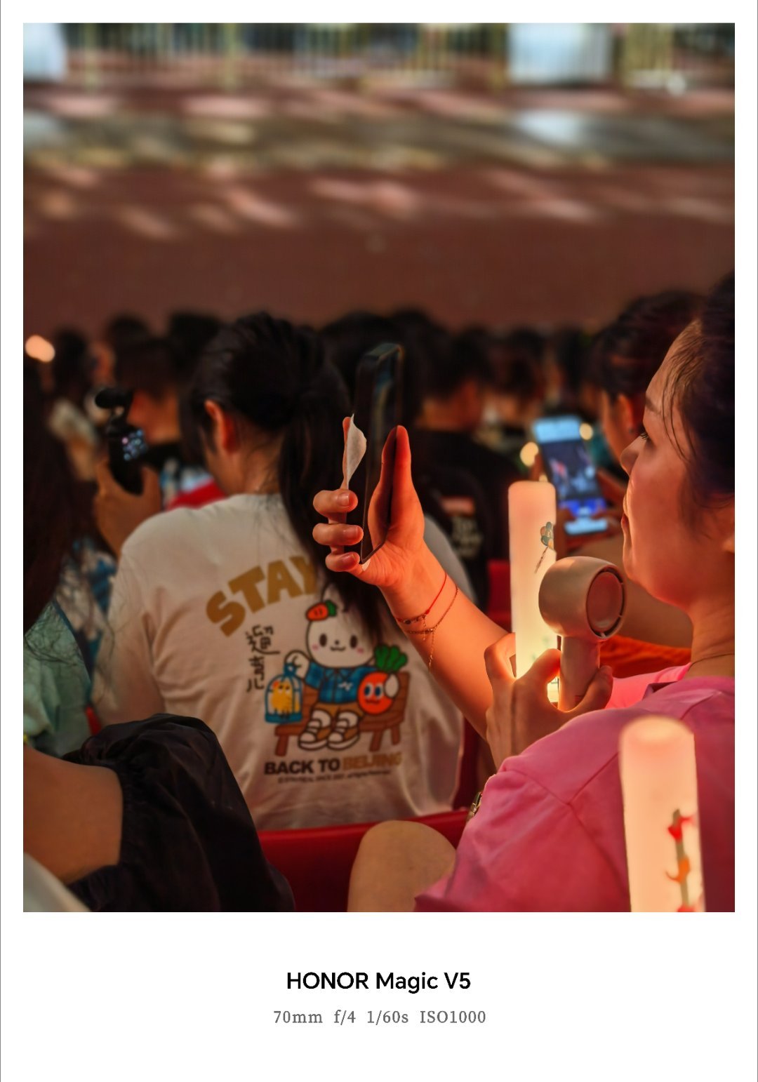 iPhone千万别删的自带软件心疼这个iPhone用户一秒钟，边看演唱会还得边给