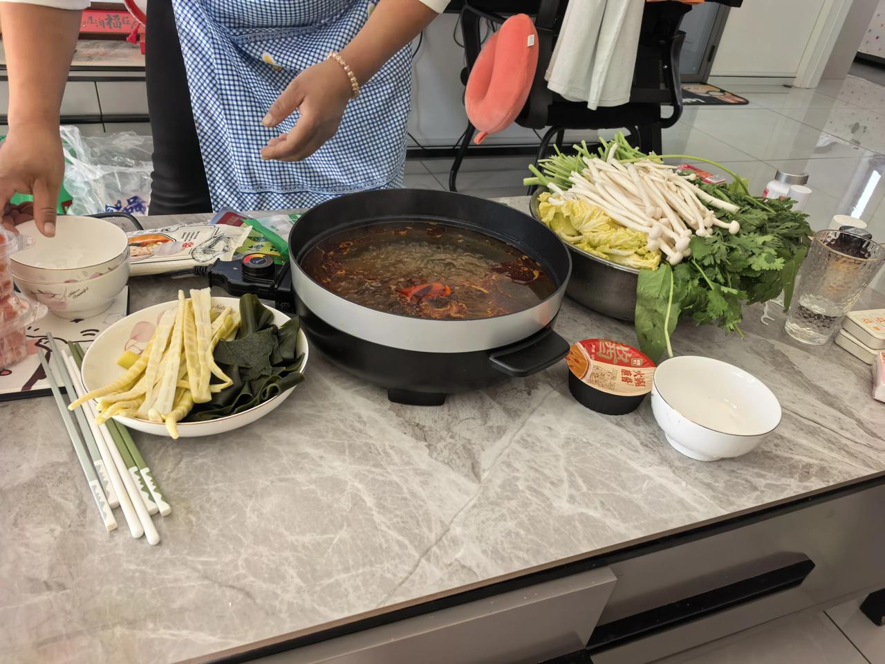 这么冷的天，好大的风，居家吃顿小火锅吧。