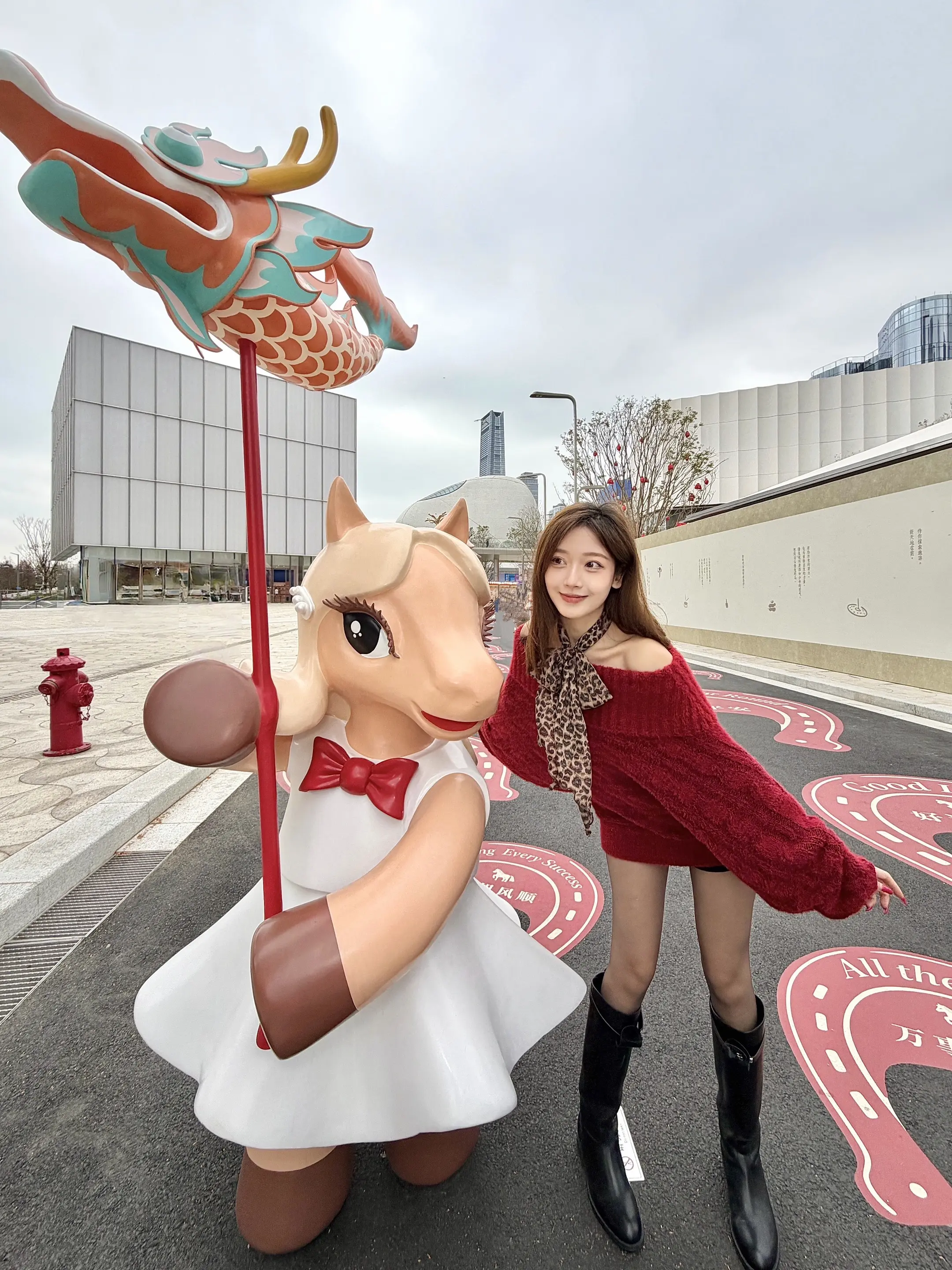 我那不结婚的时髦小姨。被可爱的小马包围啦… 🧨年味满满 随手一拍都很...