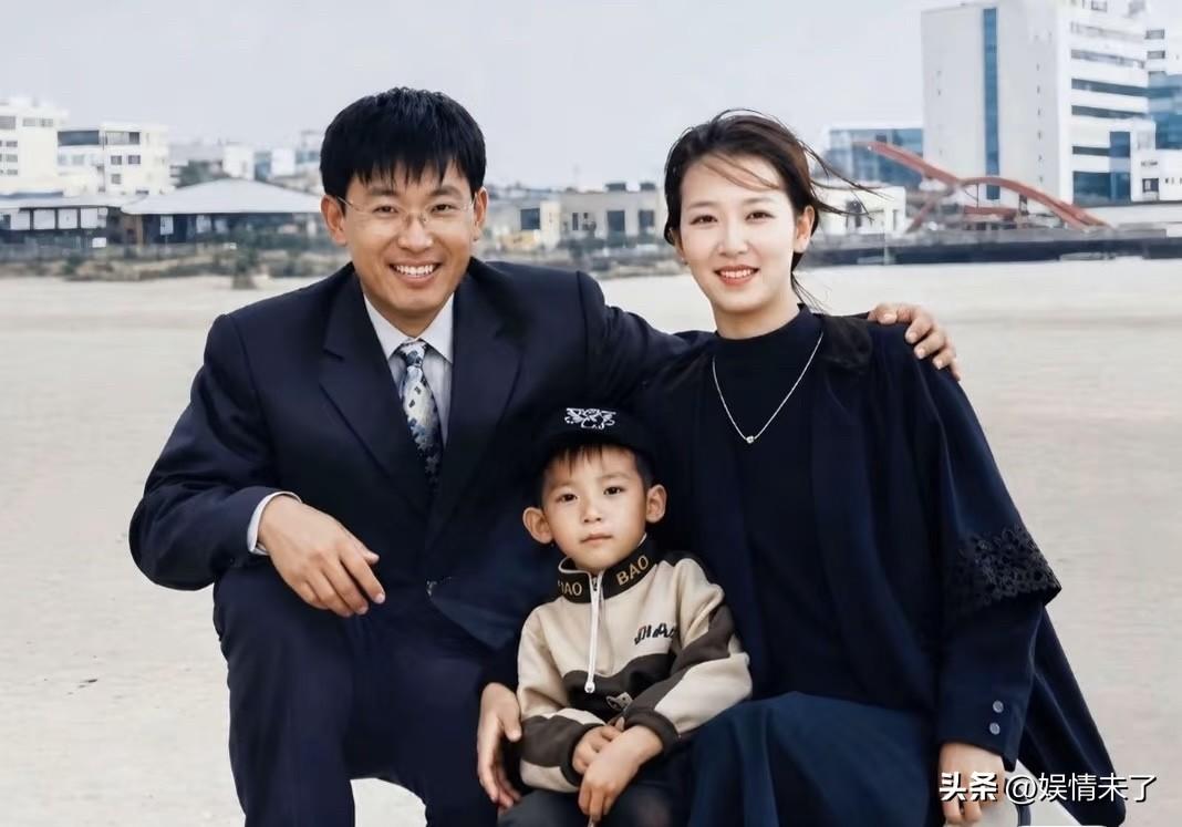 常言道有其母必有其子，所言不虚。
最得天独厚的时尚禀赋，便是承袭自母亲的优越骨相